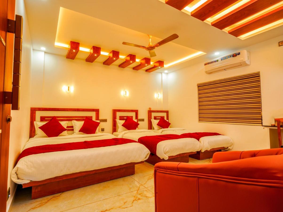 Marina Suites Airport Hotel Kochi Exterior photo