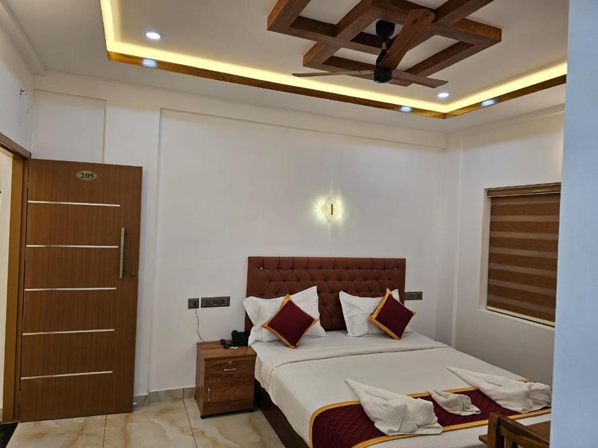 Marina Suites Airport Hotel Kochi Exterior photo